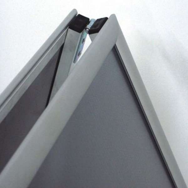 DIN A1 Kundenstopper Indoor Scharniere.webp