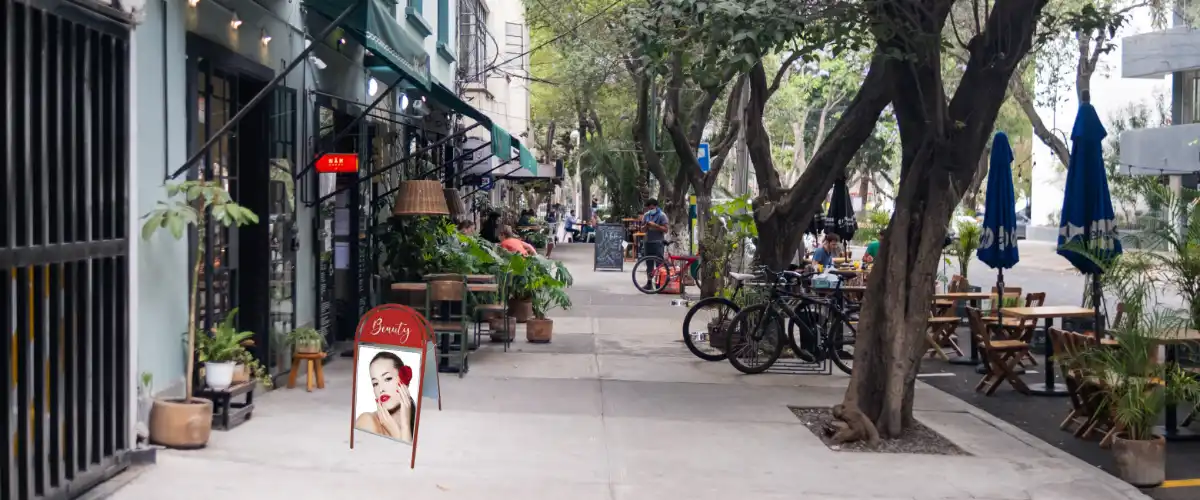 Kundenstopper am Gehweg richtig positionieren