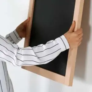 Kreidetafel 30 x 40 cm, 38 mm Holzrahmen wird aufgehängt.webp