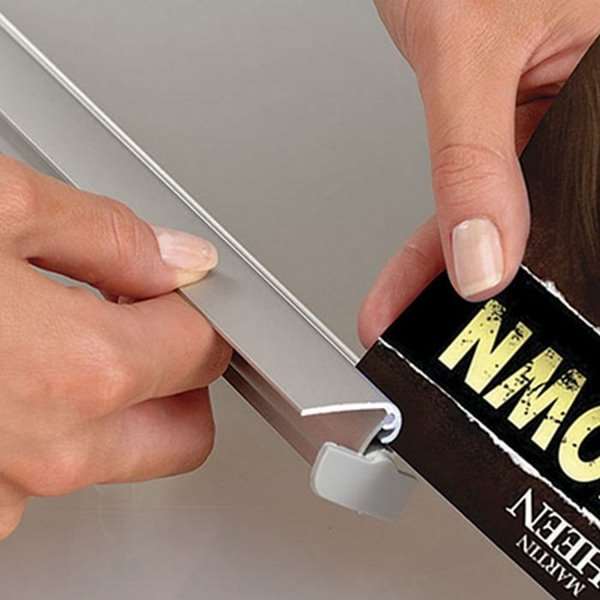 Alu Posterklemmleisten 120 cm silber Klappleisten 25mm mit Aufhängeösen Leiste