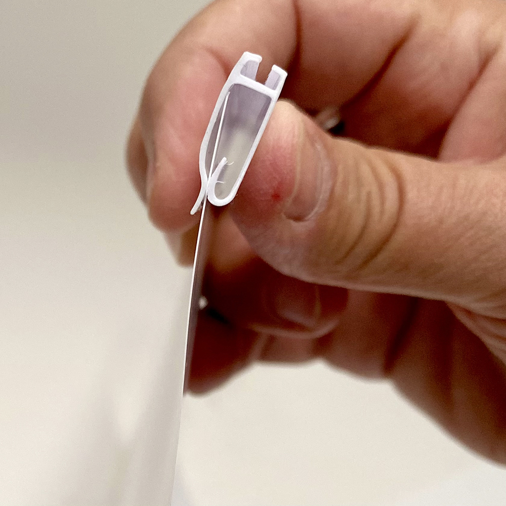 Plakatleisten 100 cm weiß mit Aufhängeösen - Set oben