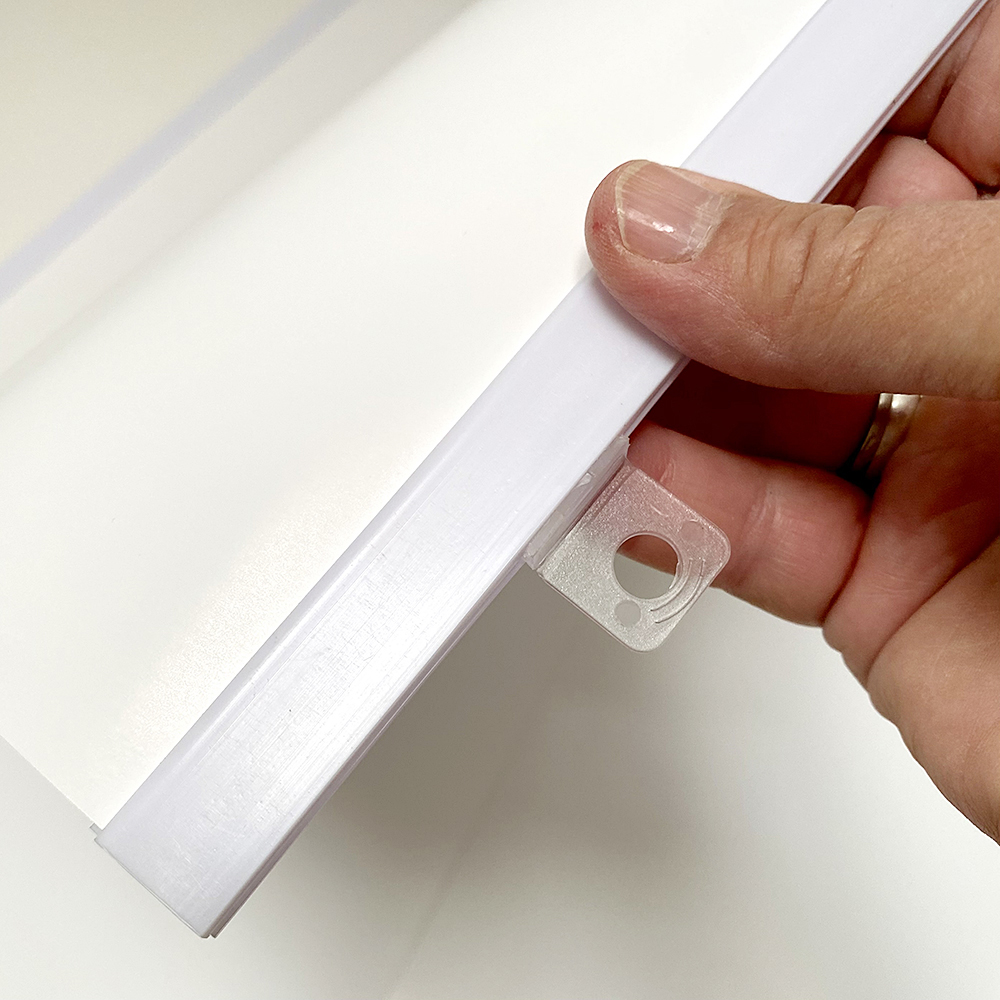 Plakatleisten 100 cm weiß mit Aufhängeösen - Set Leiste