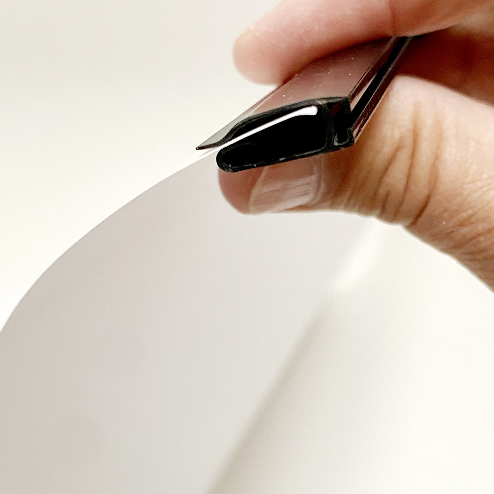 Plakatleisten 50 cm schwarz mit Aufhängeösen - Set Leiste